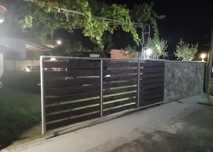 ο ακλόνητος 3* Néa Meságkala